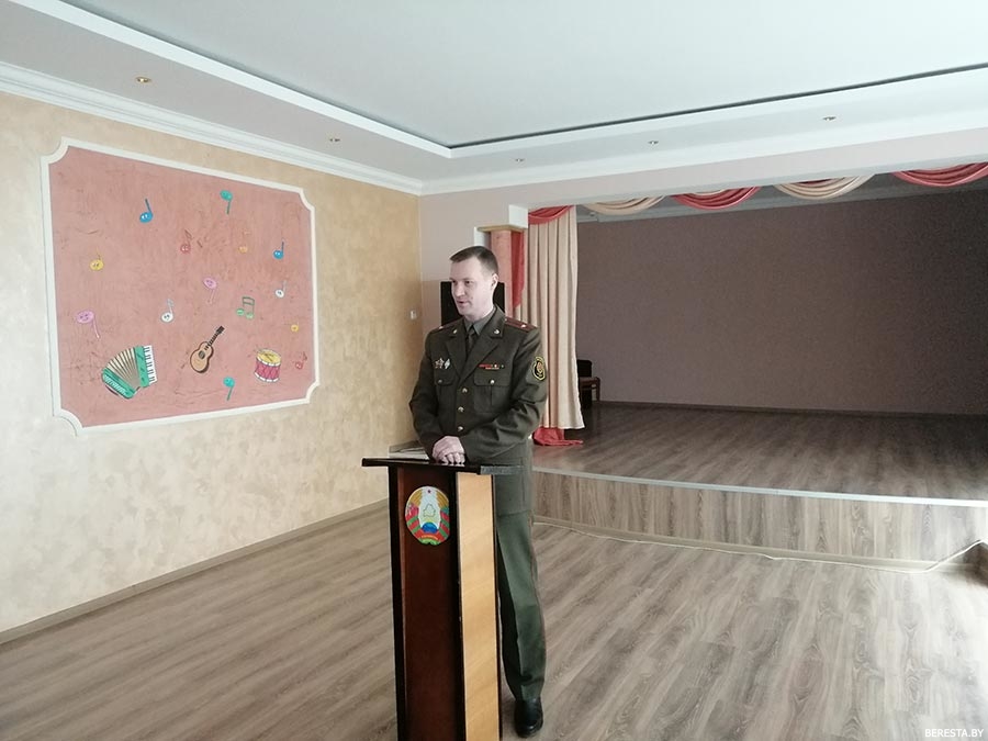 О перспективах военного образования будущим абитуриентам рассказал начальник обособленной группы Берестовицкого района Виталий Игнатович
