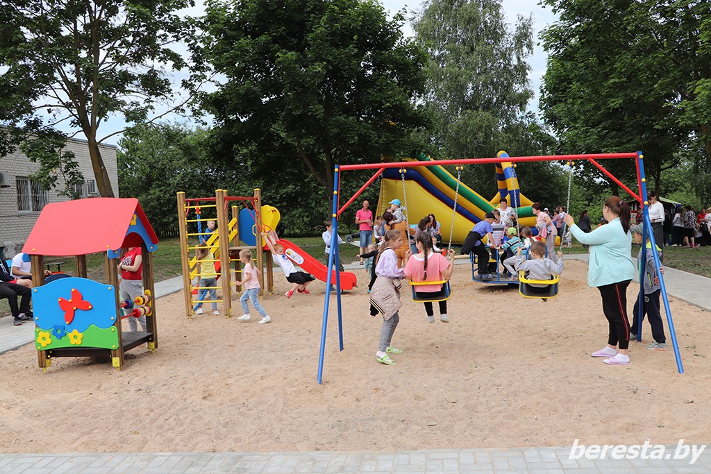 В агрогородке Конюхи торжественно открылась детская игровая площадка. На радость детям и взрослым