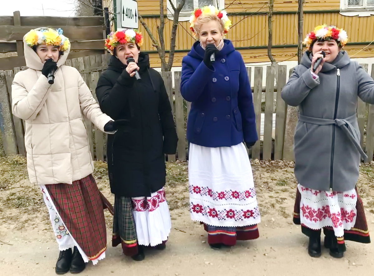 В малонаселенных и отдаленных деревнях Берестовицкого района прошли выездные концерты, посвященные Дню единения народов Беларуси и России