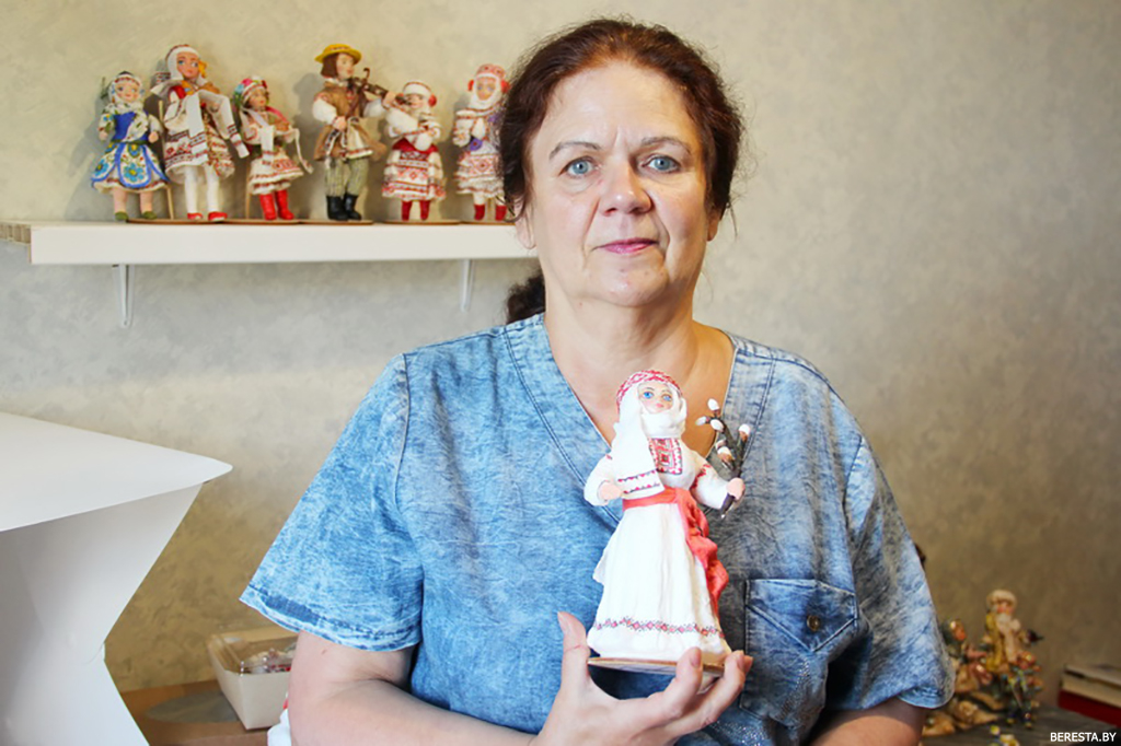 Берестовичанка Ирина Панок изготавливает куклы из ваты   с национальным  колоритом