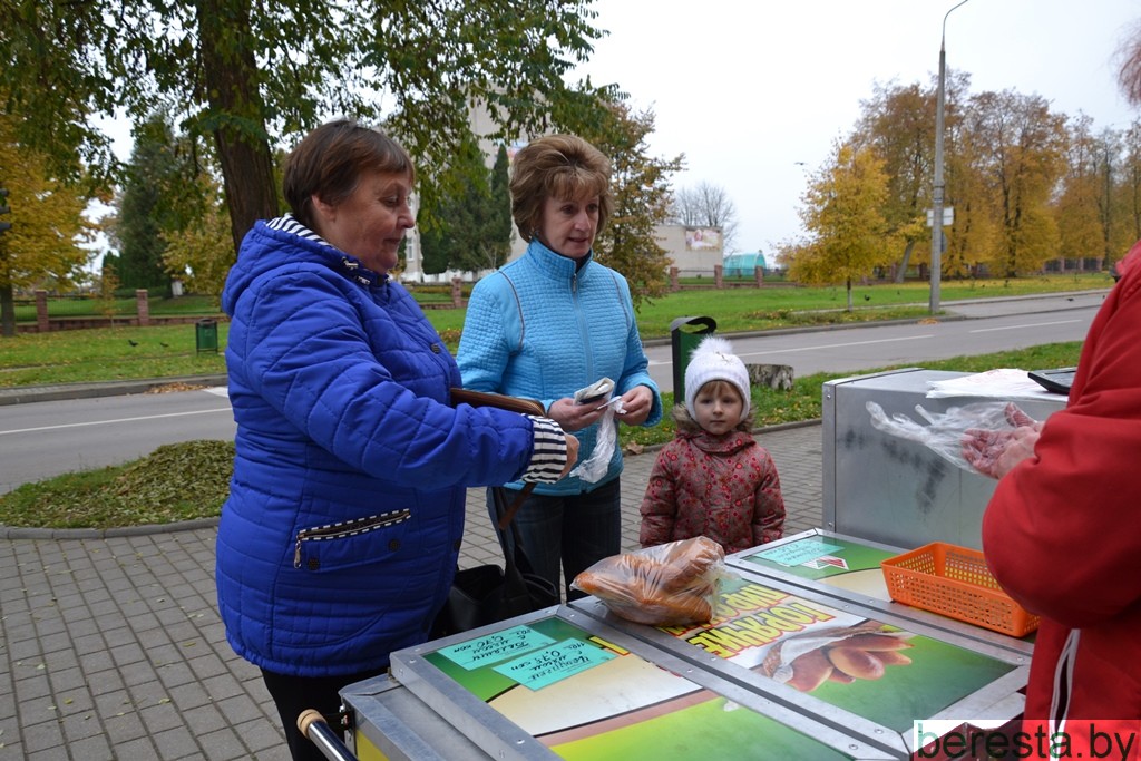В Берестовице  продают горячие пирожки  на улице