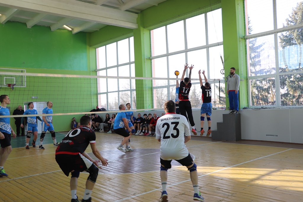 В Большой Берестовице проходит  открытое первенство по волейболу, посвященное Дню защитников Отечества и Вооруженных Сил  Республики Беларусь