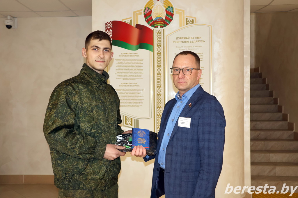 ФОТОФАКТ. В Берестовицком районе каждый впервые голосующий получает памятный подарок