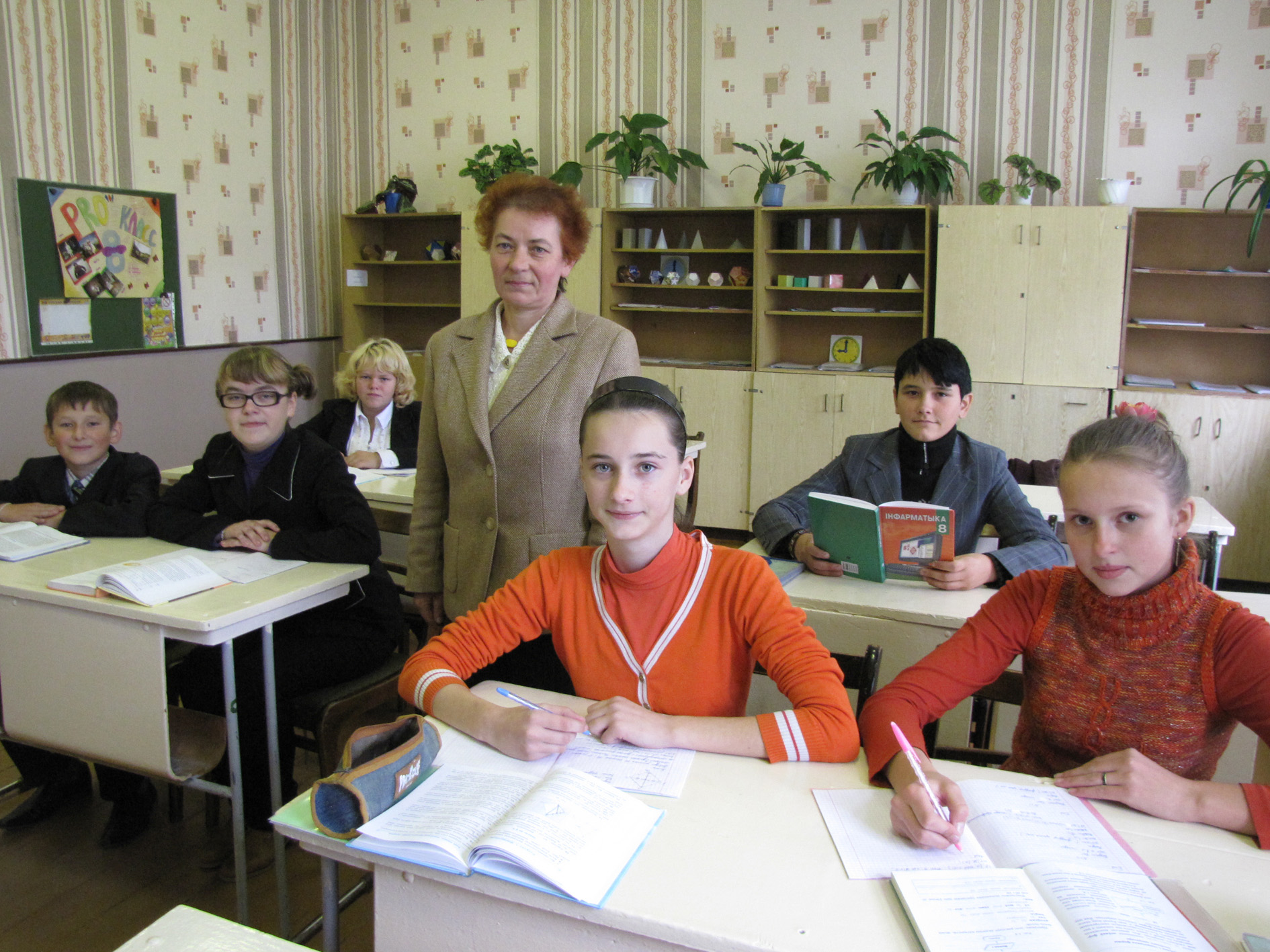 Учит решать   самые сложные задачи