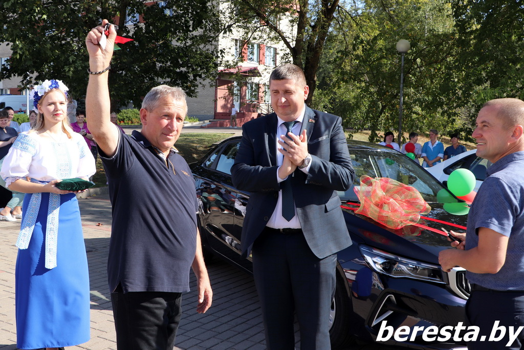 Подарок к празднику. Берестовицкая райбольница получила два новых легковых автомобиля «Медицинская помощь»