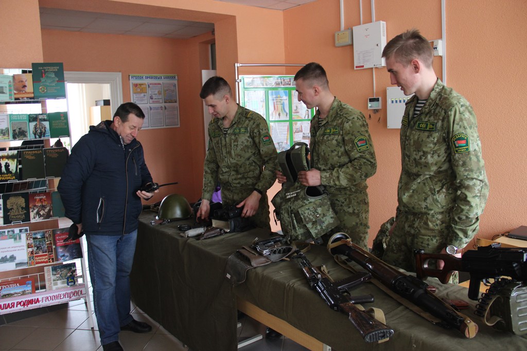 Разъяснение законодательства и концерт оркестра. Представители Гродненской пограничной группы встретились  с жителями агрогородка Пограничный
