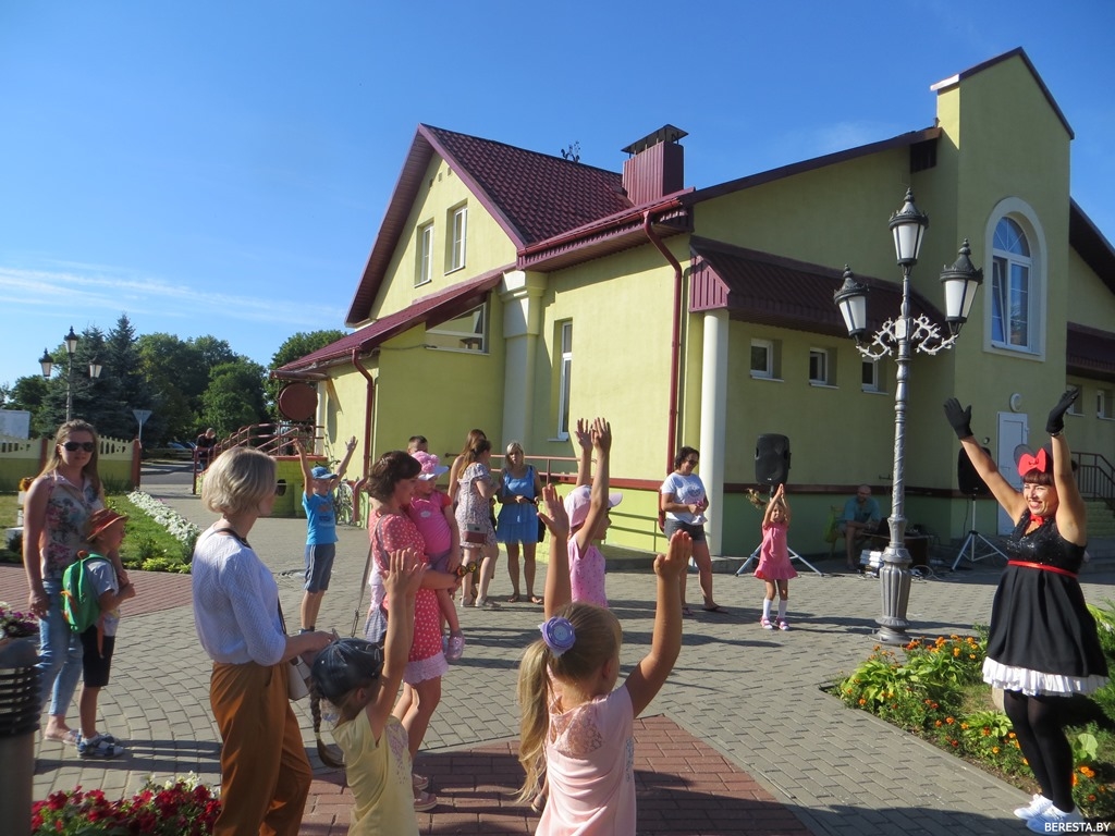 В Большой Берестовице дворик  музея Белки наполнился музыкой и смехом детей и взрослых