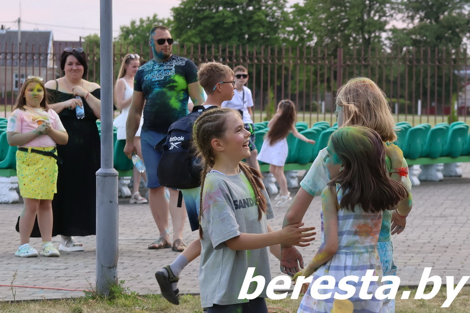 На празднике Дня Независимости в Большой Берестовице прошел фестиваль красок. Фотофакт