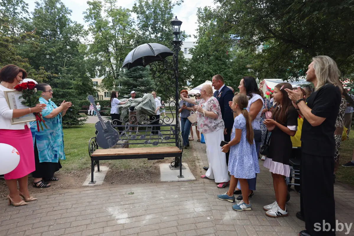 Мелодии Песняра. В Минске открыли музыкальную скамейку Владимира Мулявина