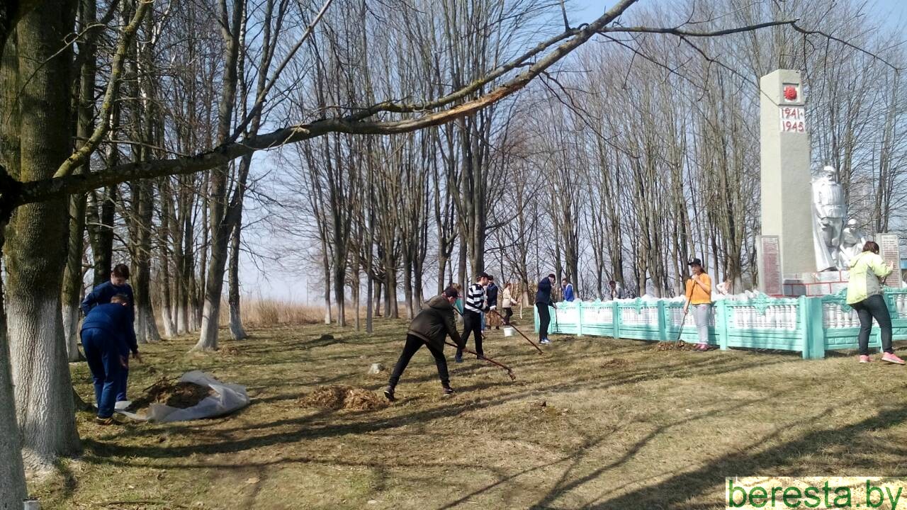 В рамках    республиканского субботника на Берестовитчине приведены в порядок территории возле памятников и мест воинских захоронений