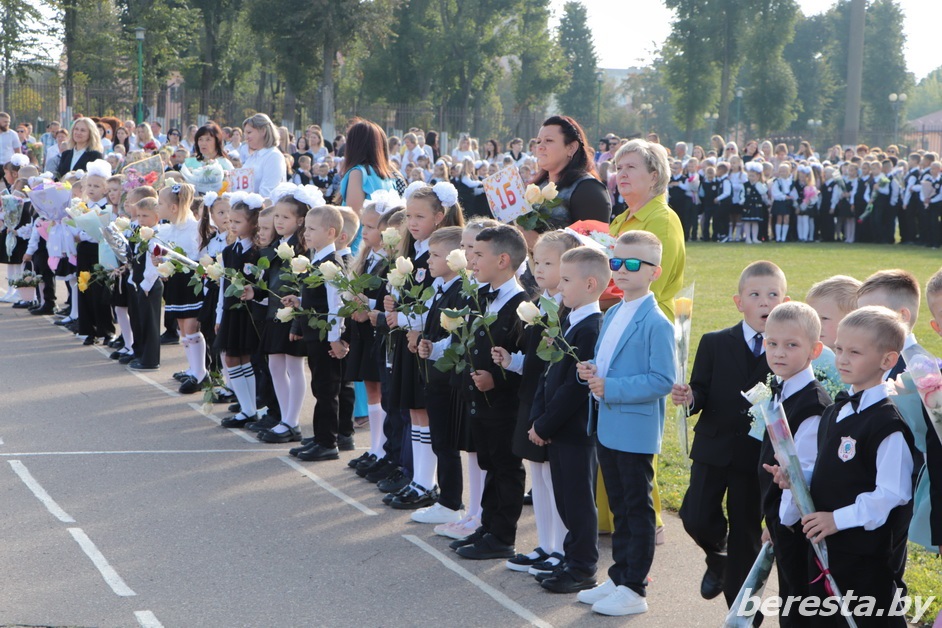 В Большеберестовицкой школе за парты сели 66 первоклассников. Фоторепортаж