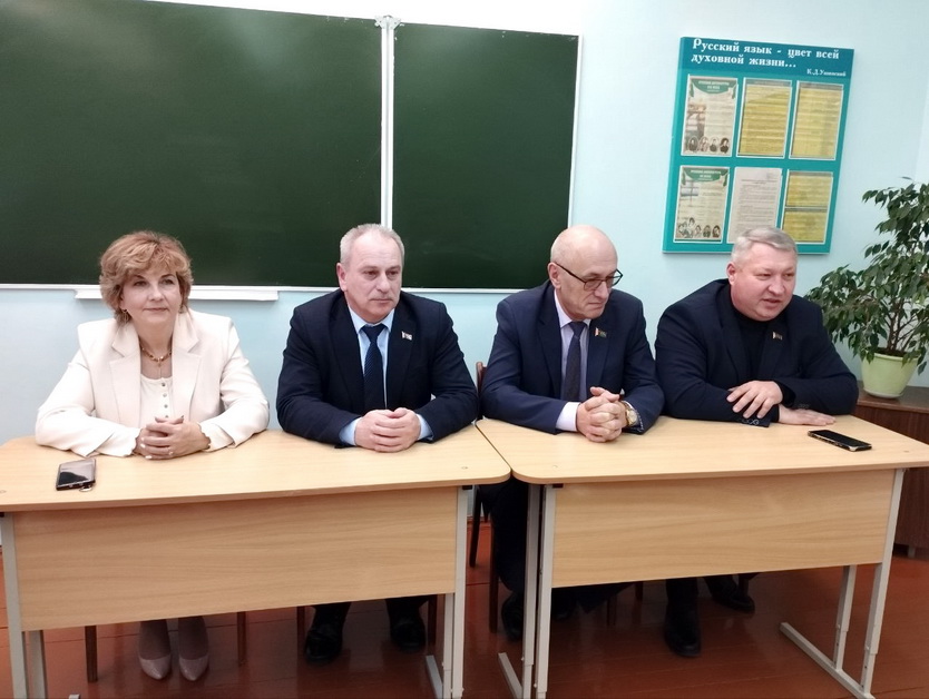 Состоялась встреча депутатов с трудовым коллективом Макаровской средней школы