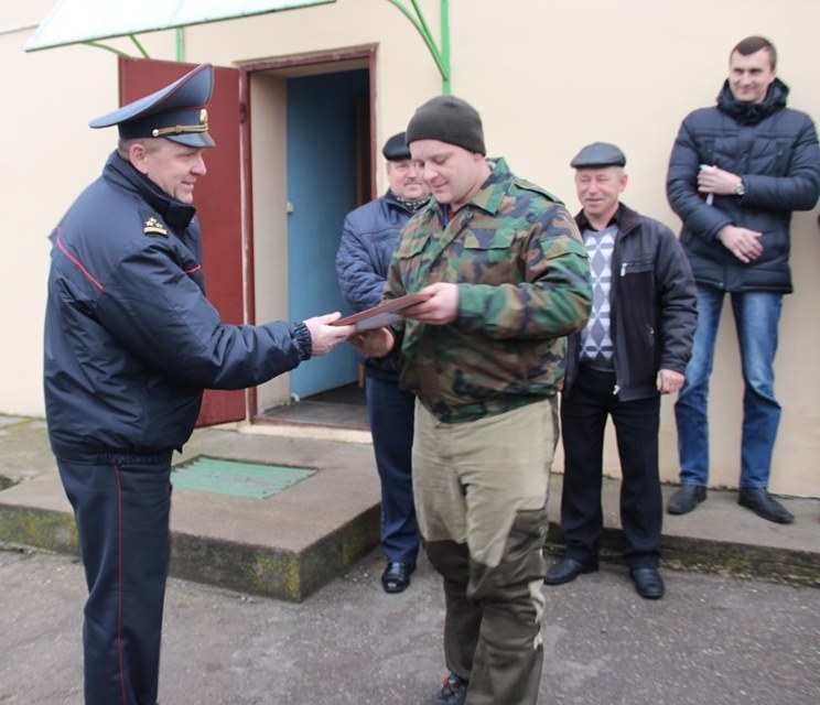 Начальник Берестовицкого РОВД Александр  Маркевич наградил работников РСУП «Олекшицы», задержавших нарушителя