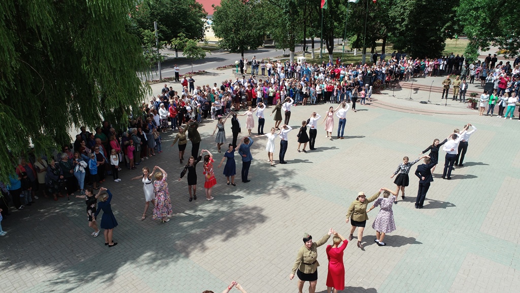 Выступление агитбригады и акция «Вальс Победы» прошли в Берестовице (+видео)