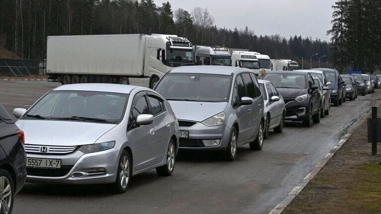 Въезда в Польшу ожидают более 1240 легковушек - очередь продолжает расти