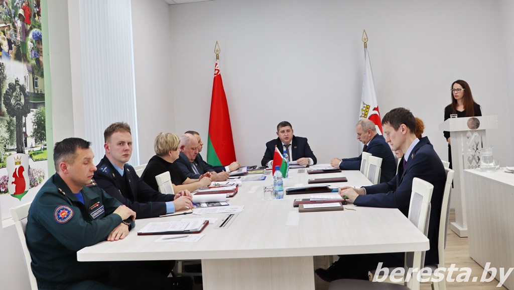 На заседании Берестовицкого райисполкома рассмотрели вопросы дебюрократизации государственного аппарата и работу с обращениями граждан