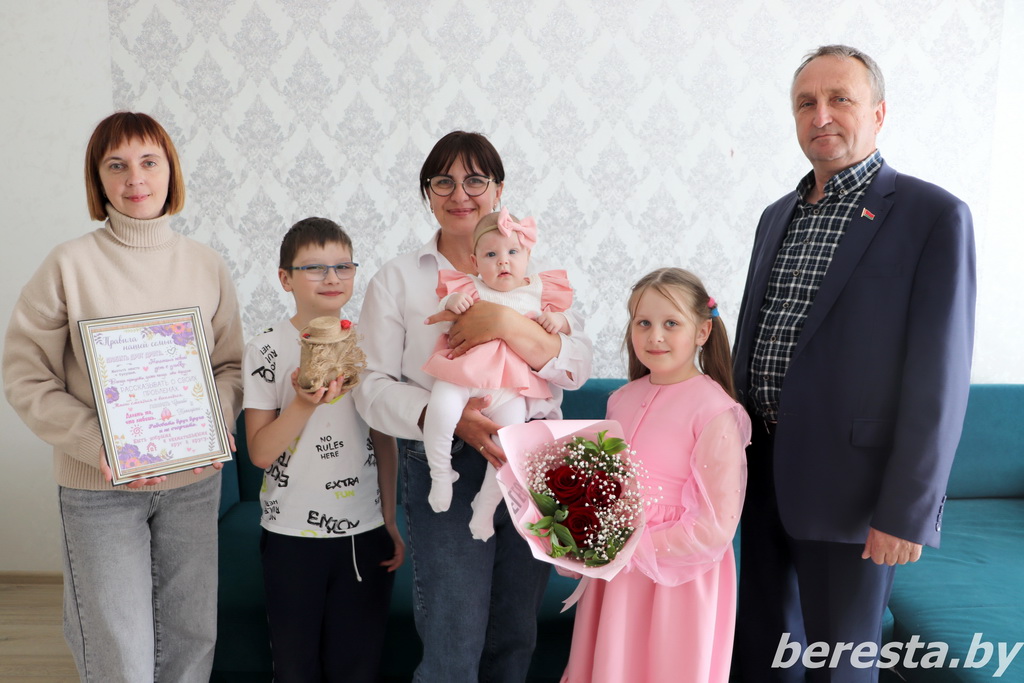 В Большой Берестовице поздравили многодетную семью Тихоновых