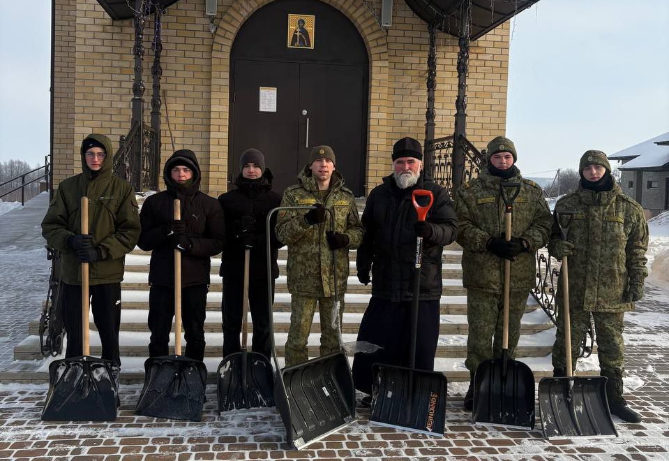 Сила единства: школьники и пограничники убирали снег в агрогородке Пограничный