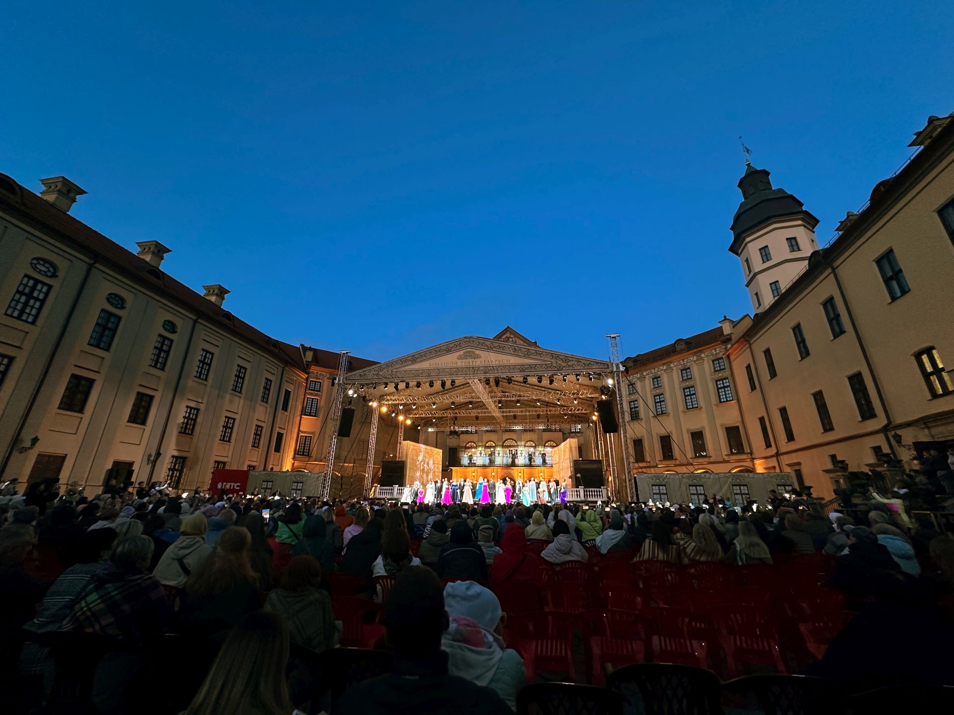Более 4 тысяч зрителей: МТС поддержал юбилейный театральный open-air Большого театра в Несвиже