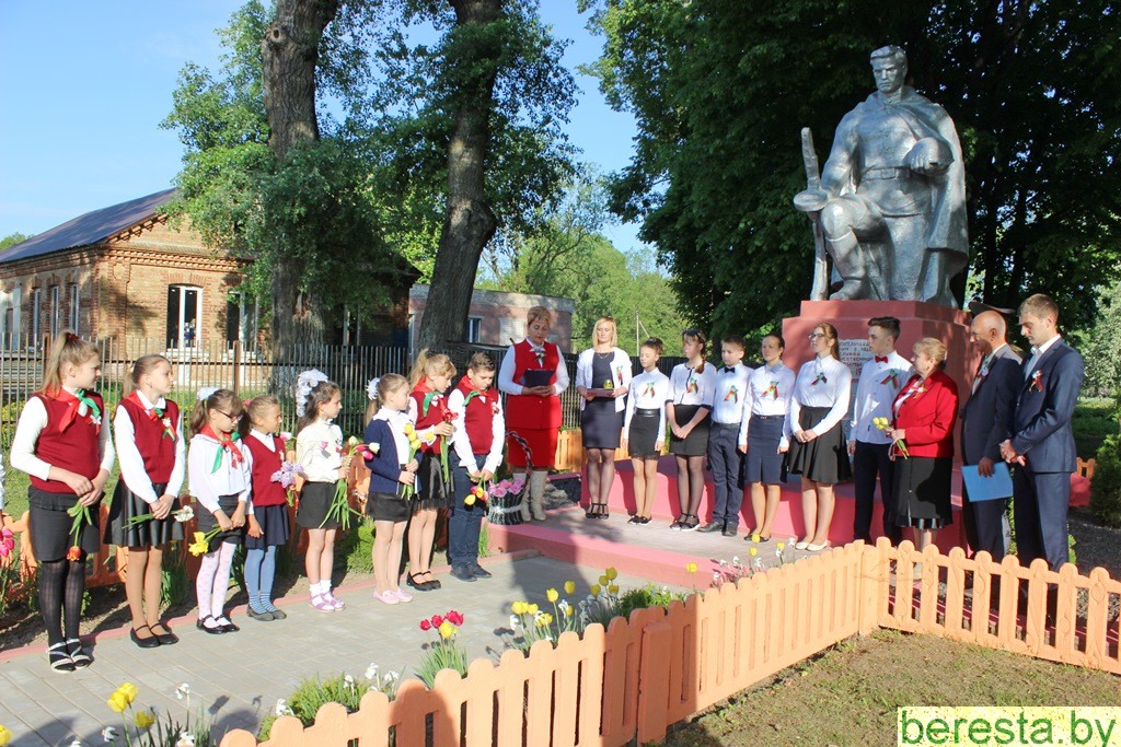 Празднование Дня Победы на Берестовитчине началось с проведения традиционной звездной эстафеты «От памятника к памятнику»