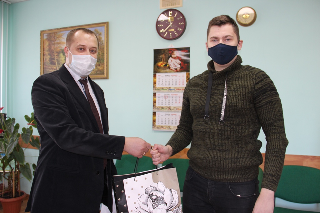 Первый заместитель председателя Берестовицкого райисполкома Александр Курило вручил подарки молодым специалистам аграрного сектора
