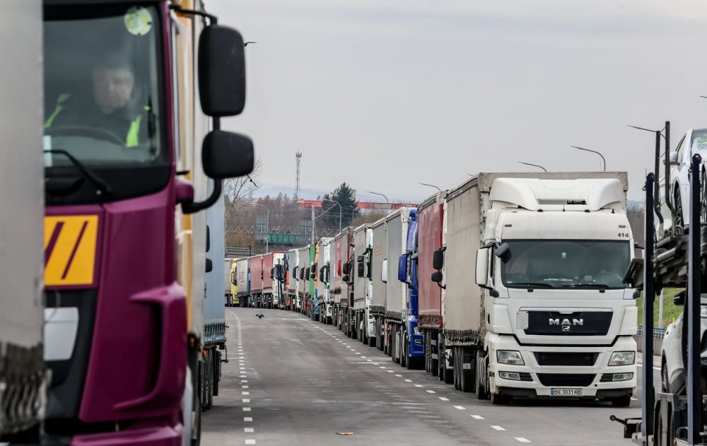ГПК: с понедельника очередь легковых авто на въезд в Польшу увеличилась в два раза