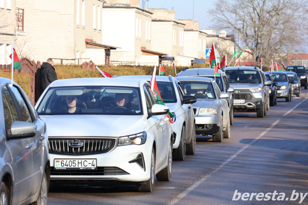 В Берестовицком районе прошел автопробег в поддержку Президента Беларуси
