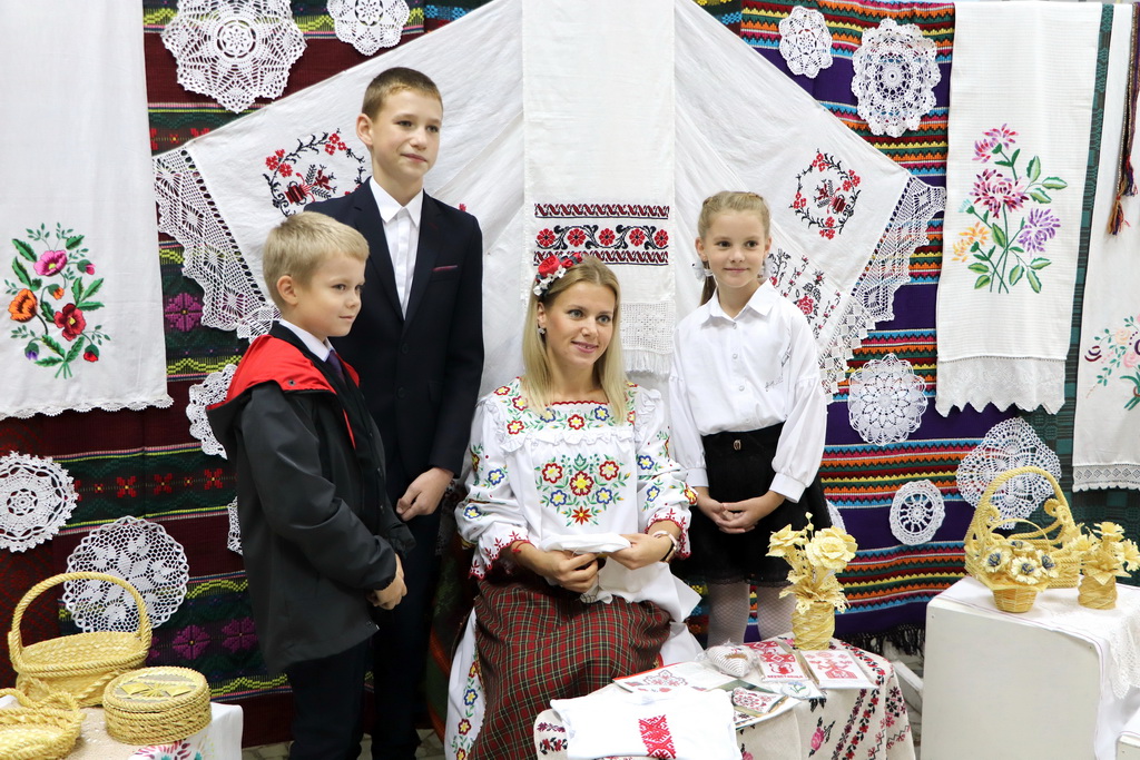 Вышыўка ў нацыянальным стылі, побыт продкаў, ушанаванне беларускіх традыцый і памяці. Падчас святкавання Дня народнага адзінства працавалі этнапляцоўка і выставы