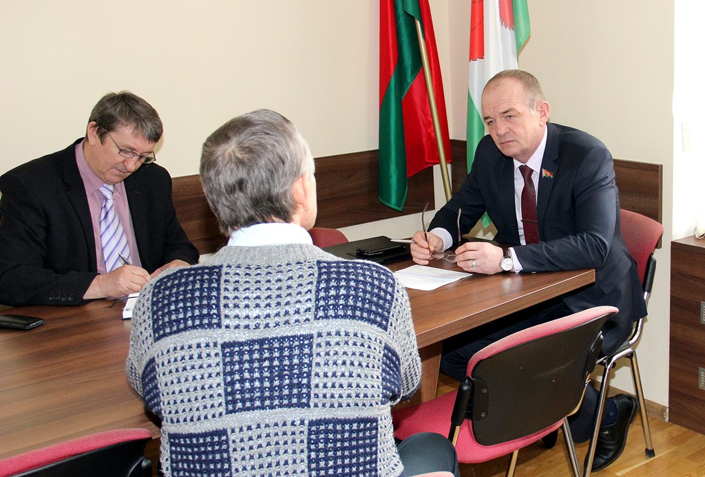 В Берестовице принимал граждан депутат Палаты представителей Национального собрания Республики Беларусь по Гродненскому избирательному округу №53 Сергей Литвин