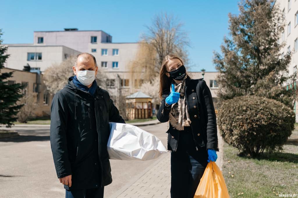 «Сегодня помочь врачам – наша общая задача». Как общественные объединения и частный бизнес помогают медикам