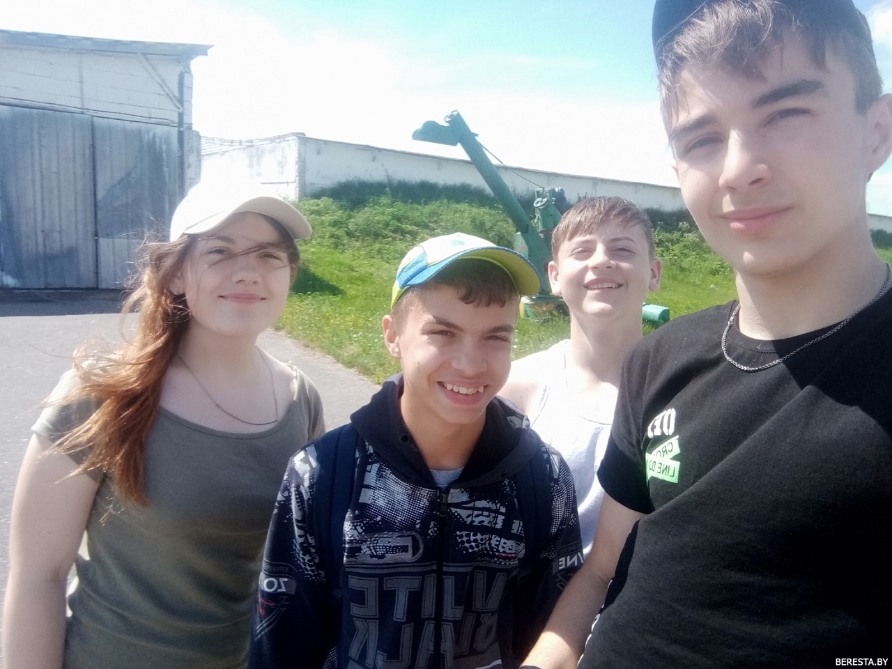 Пархімаўскія школьнікі лета праводзяць з карысцю