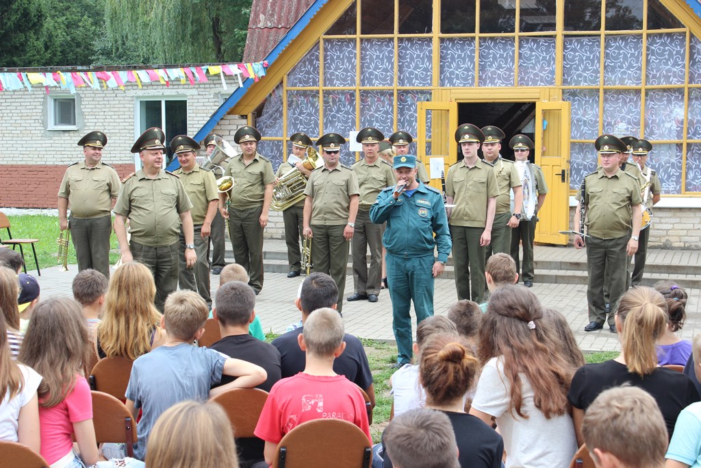 Духовой оркестр областного управления МЧС выступил в детском оздоровительном лагере «Берестовицкий»