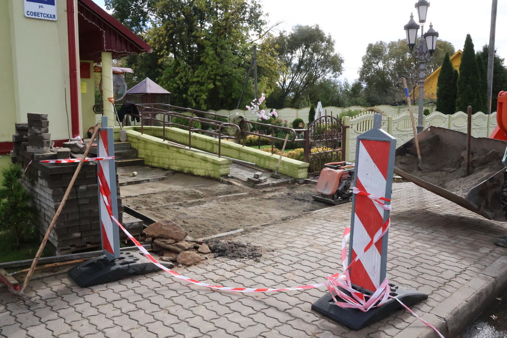 В Год благоустройства на территории музея Белки в Большой Берестовице обновилась тротуарная плитка