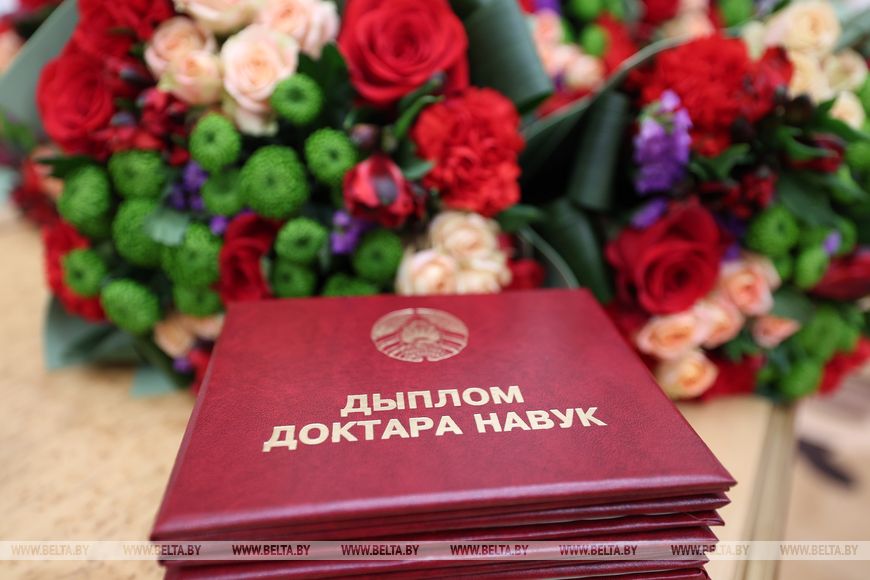 Александр Лукашенко: в Беларуси продолжат развивать национальные научные школы