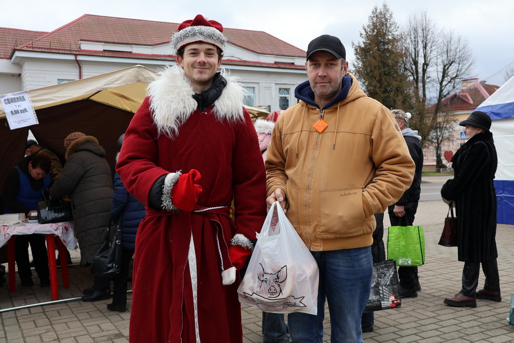 Предновогодняя ярмарка развернулась на главной площади в Большой Берестовице