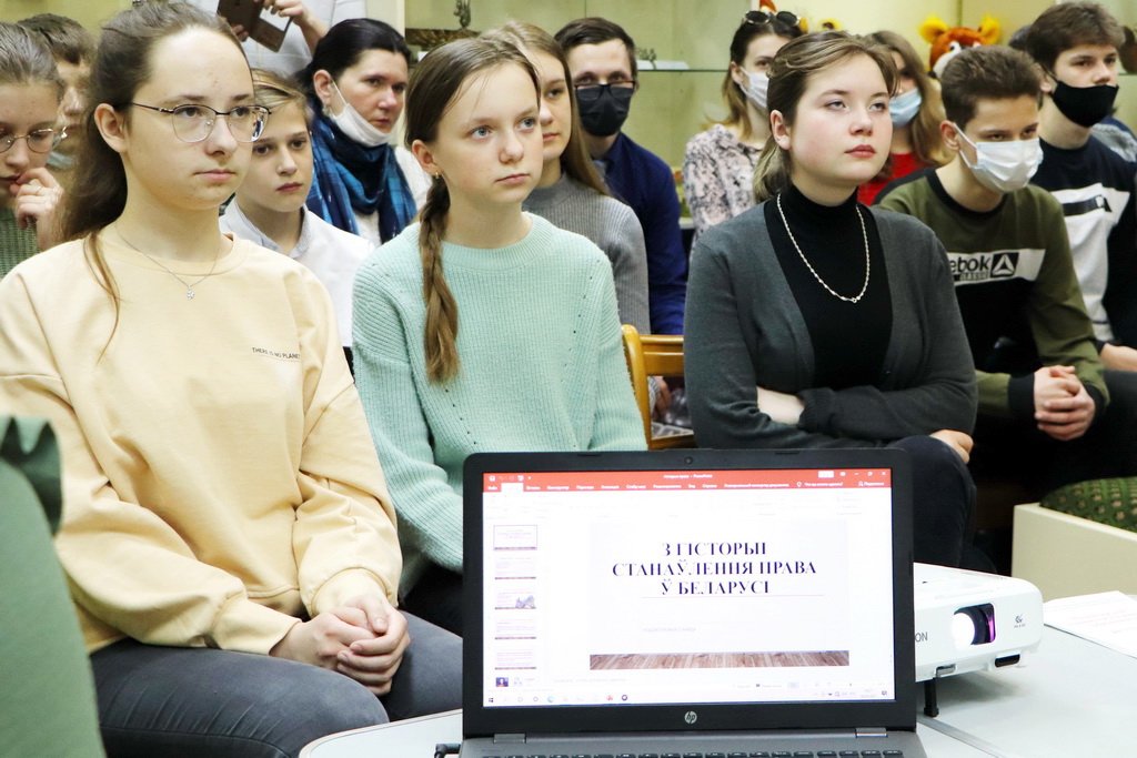 Заседание клуба для подростков «Росток» посвятили Дню Конституции Республики Беларусь