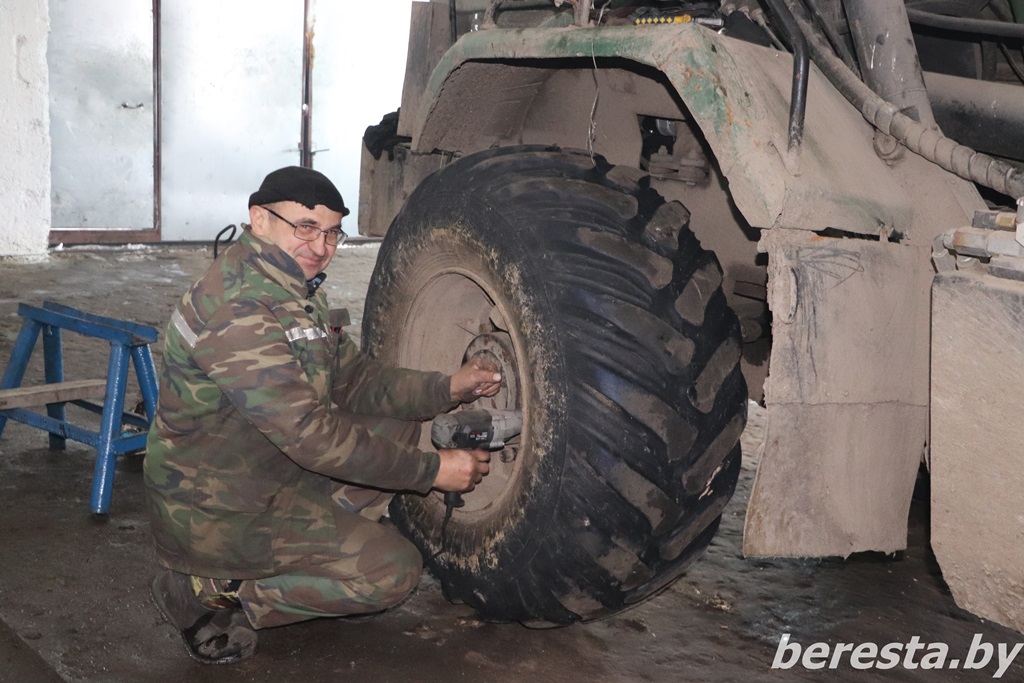 Технику готовь … зимой. Как на Берестовитчине идут ремонтные работы сельхозмашин