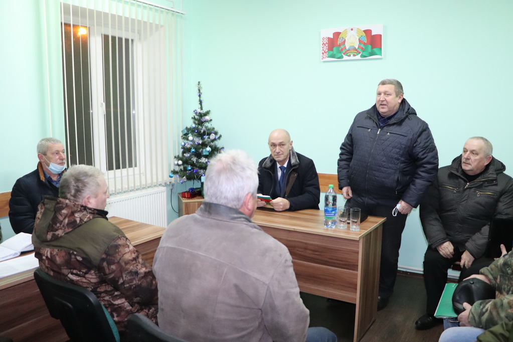 Обсуждаем проект Конституции. Председатель Берестовицкого райисполкома Антон Кулисевич провел встречу с трудовым коллективом РСУП «Олекшицы»