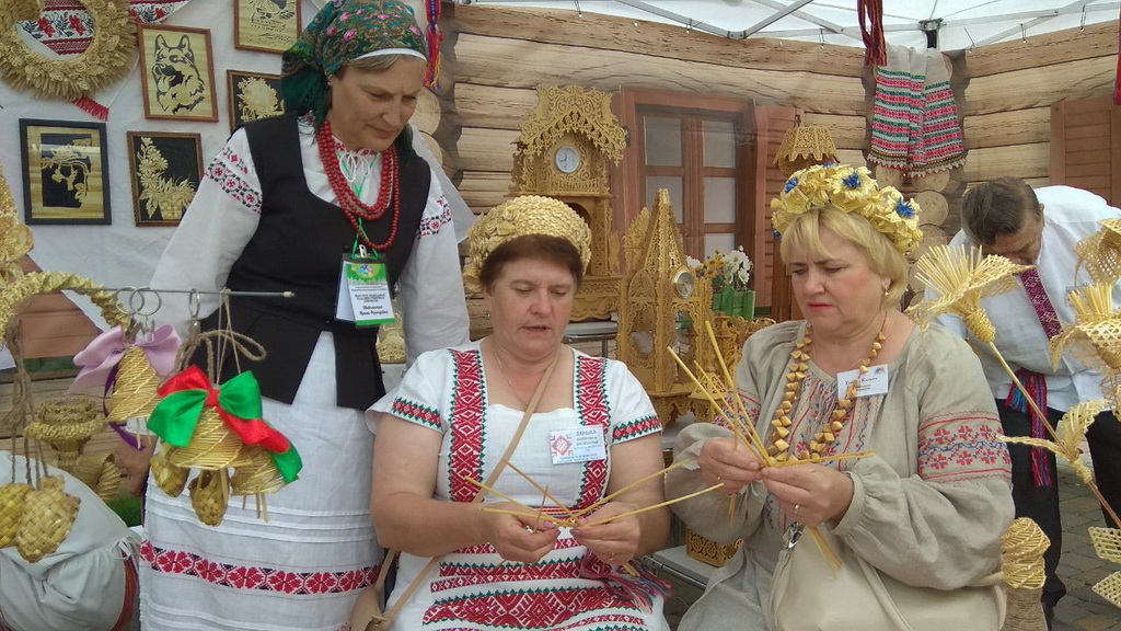 Фотофакт. Мастера Берестовицкого Дома ремесел принимают участие в ХIV Республиканском фестивале национальных культур