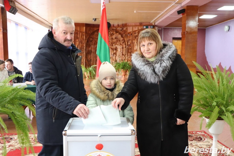 На Эйсмонтовском участке для голосования №13 свой выбор делает и молодежь, и старшее поколение
