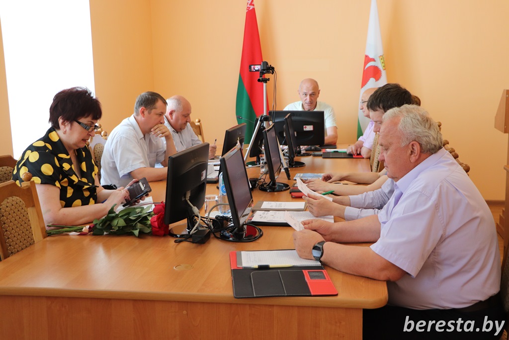 Убрать качественно, в срок и без потерь. Подготовку к проведению уборки зерновых и зернобобовых культур обсудили на заседании Берестовицкого районного исполнительного комитета