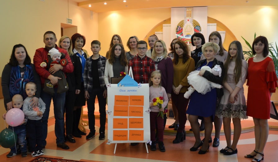 В Берестовице День семьи встретили с сюрпризами и подарками