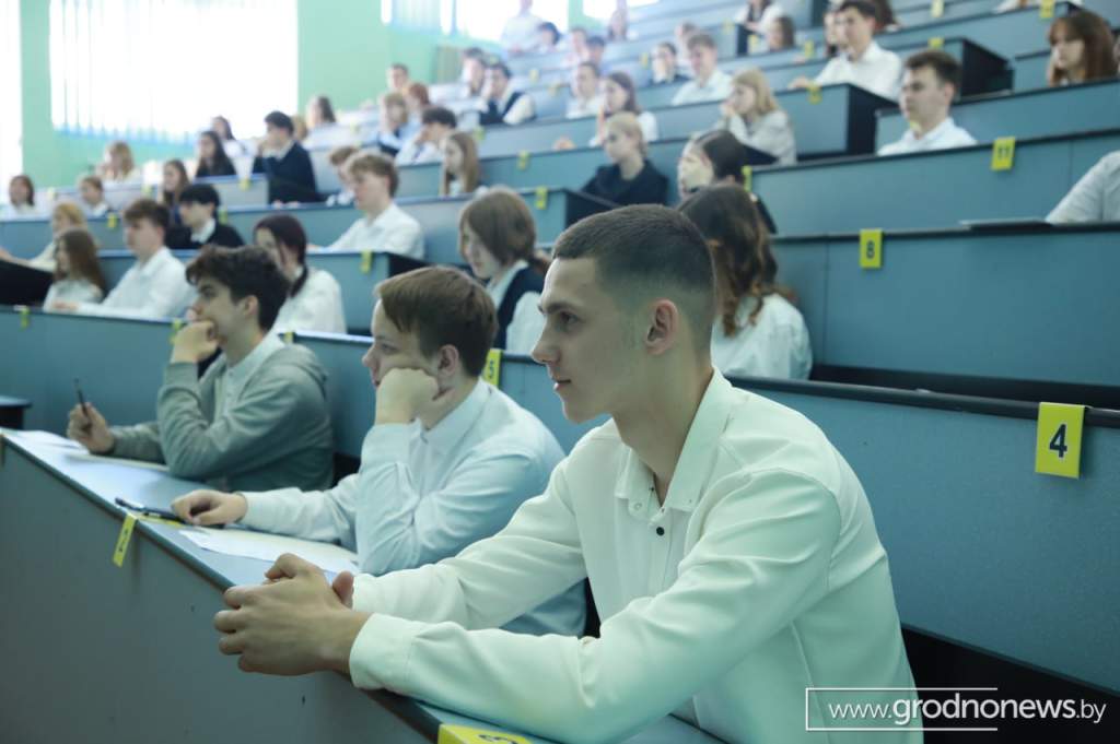 Завершился второй день централизованных испытаний: ЦТ и ЦЭ сегодня в регионе написали чуть больше 7,3 тысячи абитуриентов