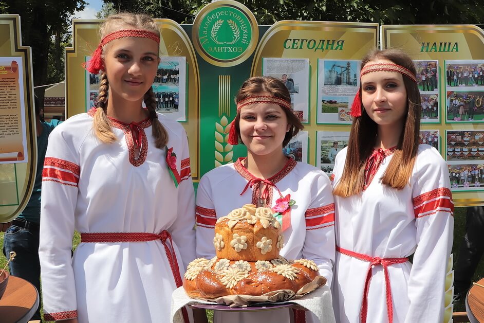 «Гэта наша зямля, гэта мы – беларусы!» На свяце Дня Незалежнасці ў Вялікай Бераставіцы дзейнічалі выставы-прэзентацыі прадпрыемстваў раёна, вулічны вернісаж і арт-галерэя пад адкрытым небам