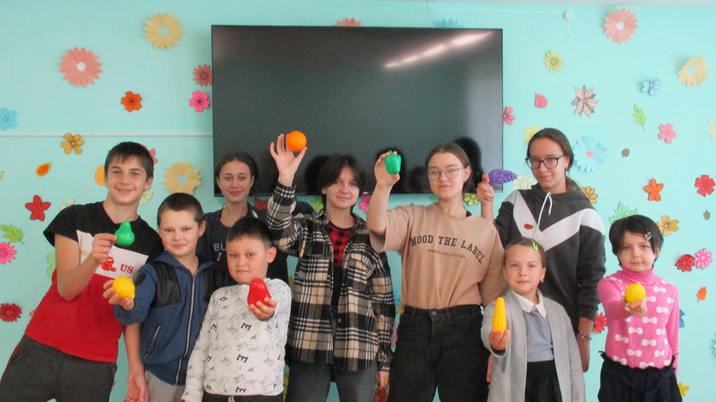Развлекательная программа «Осеннее поле чудес» прошла в Стародворецкой базовой школе