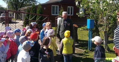 Воспитанники Дошкольного центра развития ребенка аг. Пограничный поздравили ветерана с Днем Победы