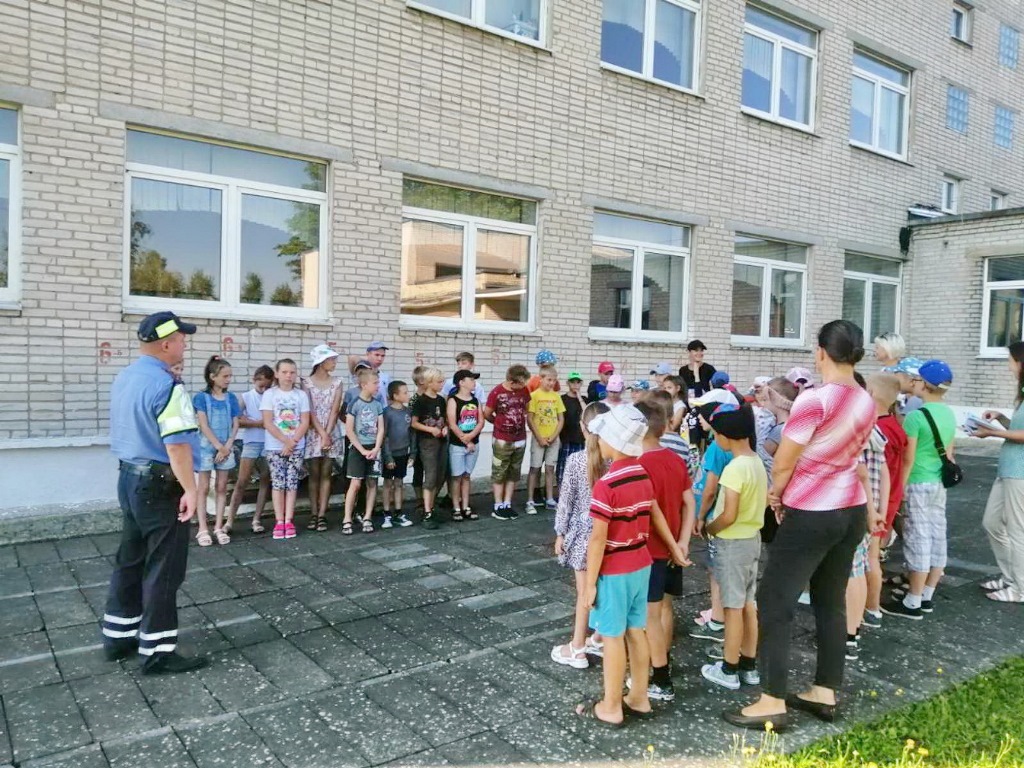 Сотрудники ГАИ напомнили берестовицким школьникам правила безопасного поведения на дороге