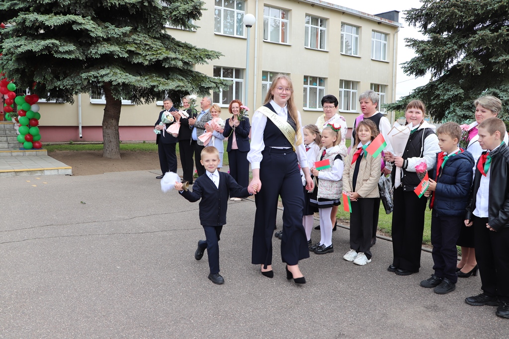 В учреждениях образования Берестовитчины прошли торжественные линейки, посвященные празднику последнего звонка