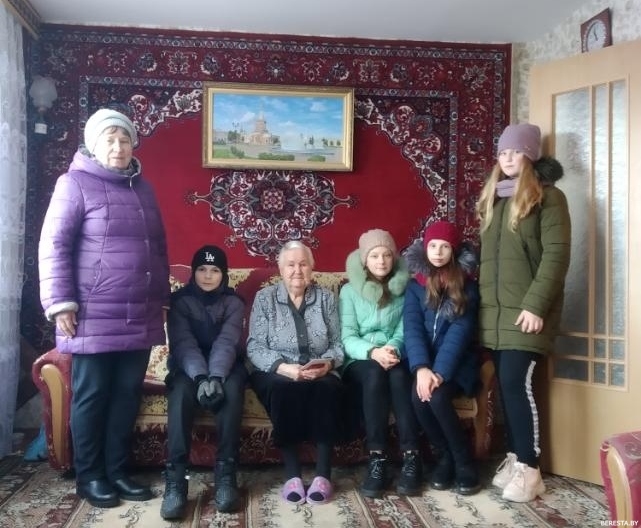 Члены клуба "Поиск" Большеберестовицкой средней школы поздравили ветерана войны