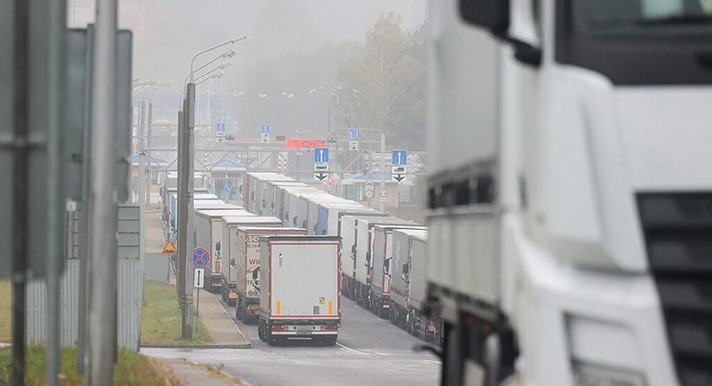 За сутки польские контролирующие службы оформили только 43% транспорта